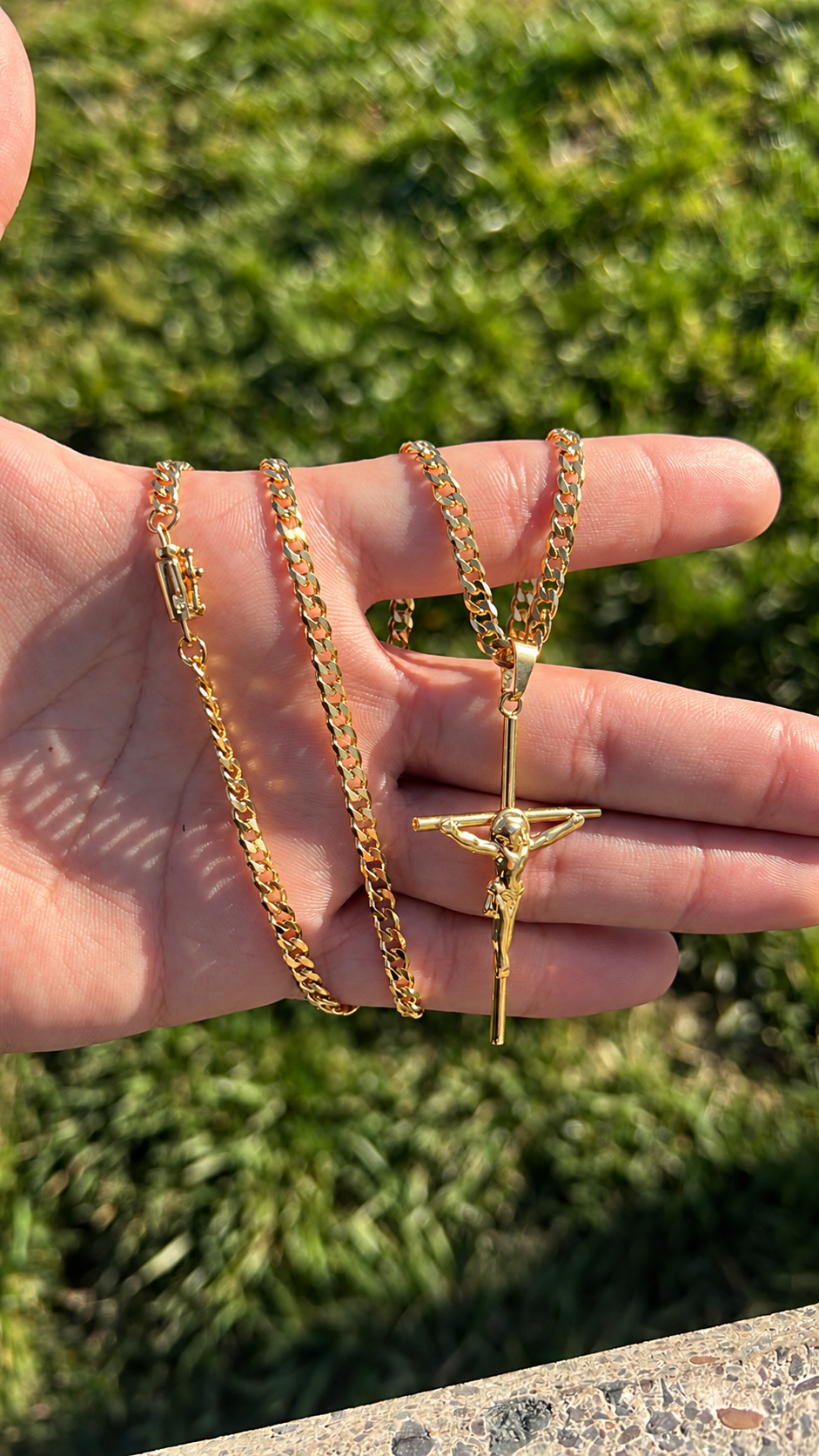 Cadena Barbada con Crucifijo Bañada en Oro 18k